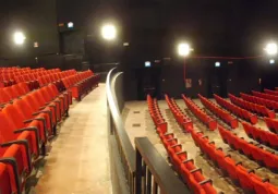 Galleria e platea del cinema-teatro Lux